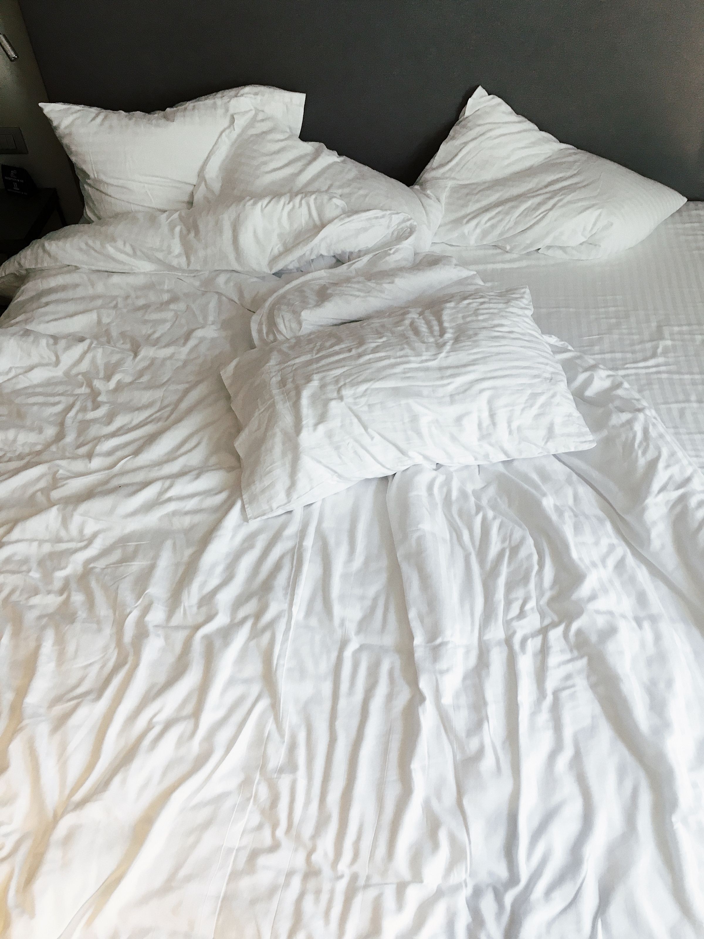 Pillows & Bedding — Duvets, mattress protection & pillow programs guests actually like.